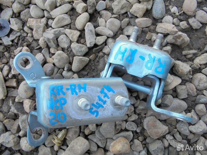 Петля двери задняя правая Toyota Funcargo NCP20