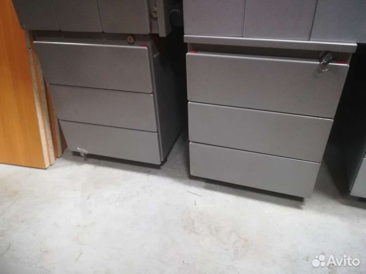 Тумба металлическая с ящиками