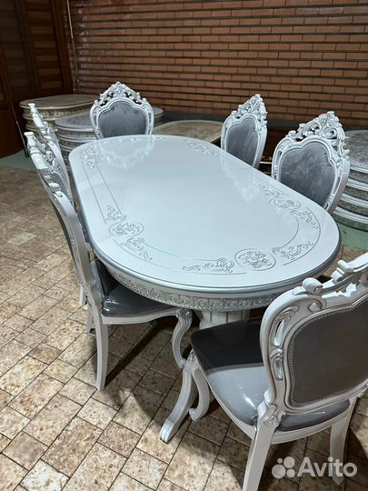 Стол и стулья 