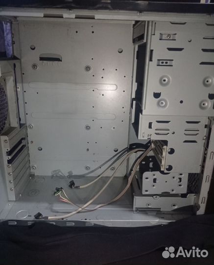 Корпус с дисководом для компьютера