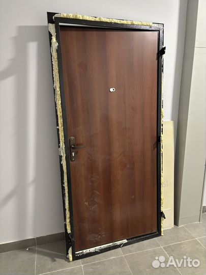 Металлическая дверь