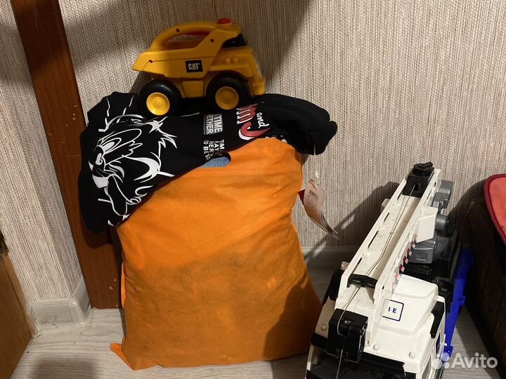 Пакет одежды и игрушек на мальчика