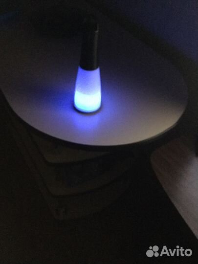 Фонарь-светильник RGB удобно ставится на стол и по