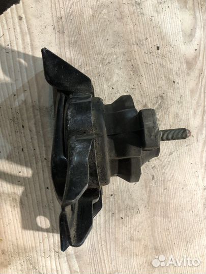 Опора, подушка двигателя правая Hyundai Getz