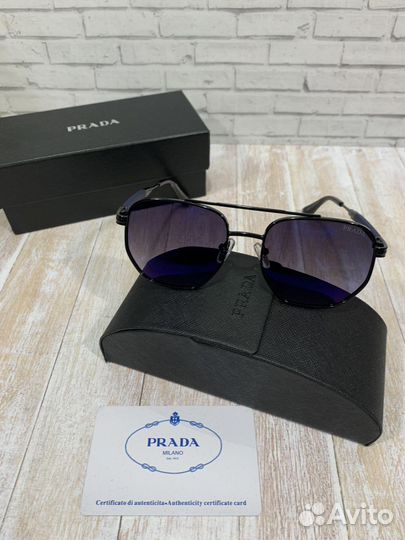 Солнцезащитные очки Prada