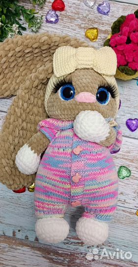 Вязаный заяц в комбинезоне