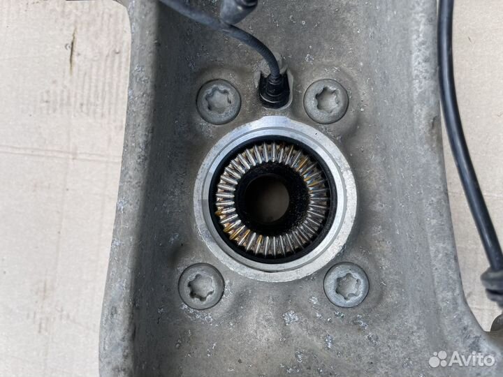 Кулак передний левый на BMW M8 F91 F92