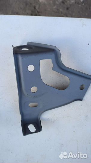 Кронштейн крепления крыла (левый) Opel Astra J