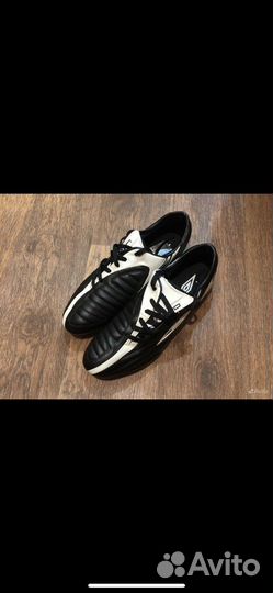 Футбольные бутсы umbro