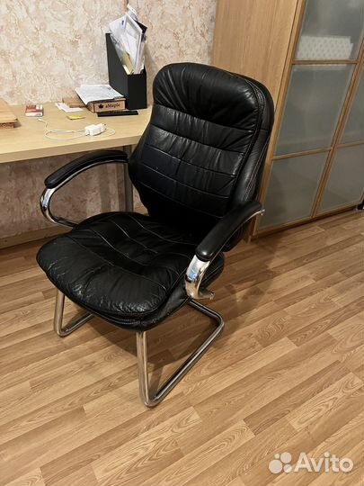 Кожаное кресло бу