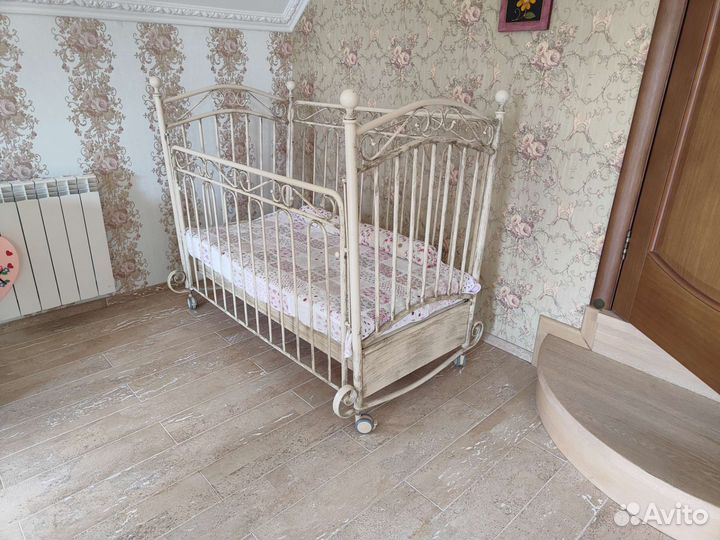 Детская кроватка с качалкой и ящиком