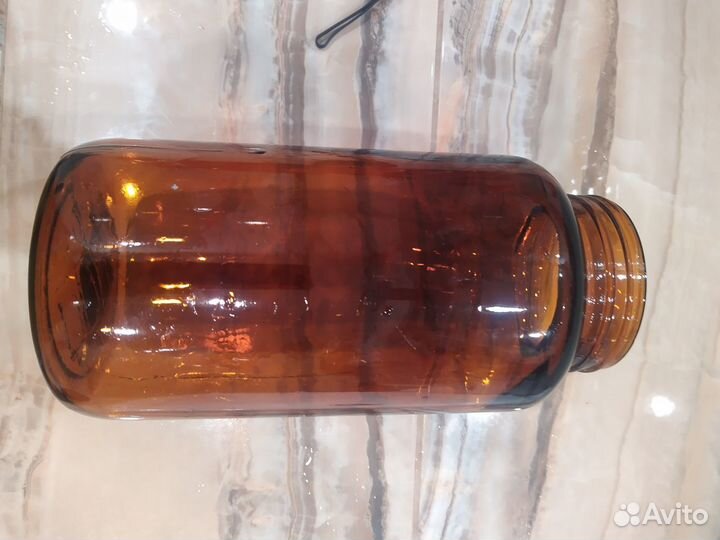 Банка из темного стекла