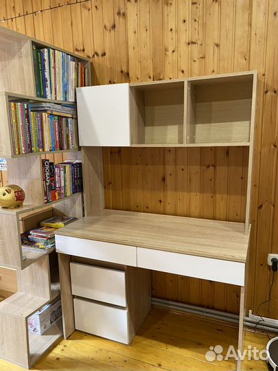 Письменный стол с тумбой, полка-надстройка