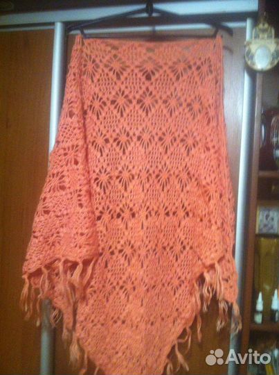 Шаль пуховая и вязанные