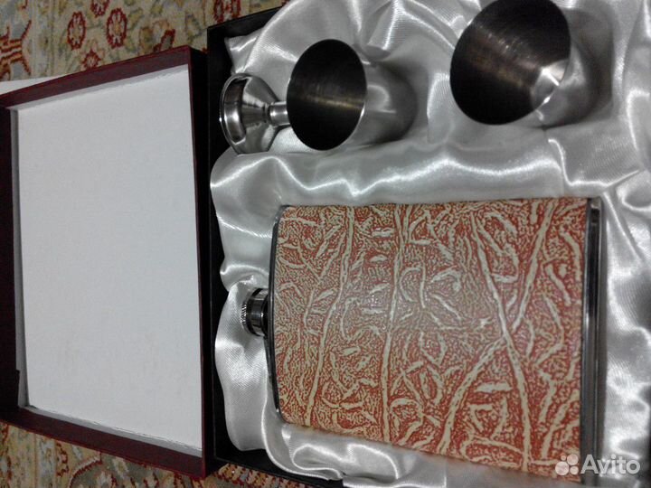 Фляжка и рюмки