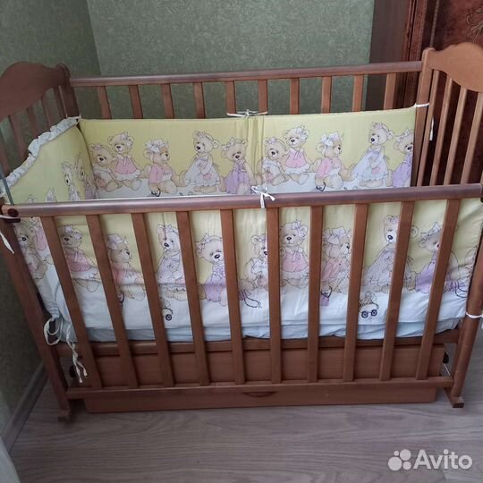 Детская кроватка с маятником и ящиком