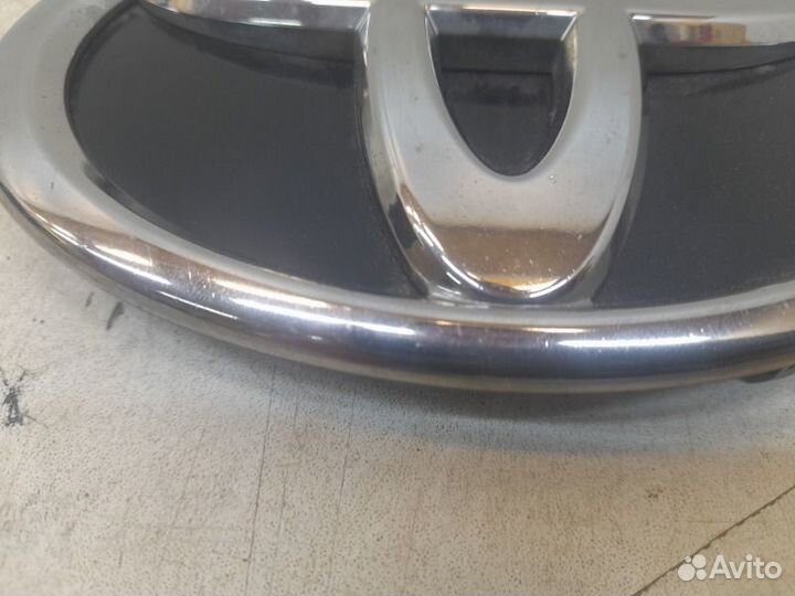 Эмблема решетки радиатора Toyota Camry XV70