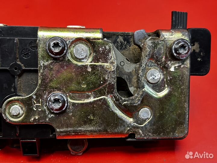 Escape 2000-2006, задний правый замок