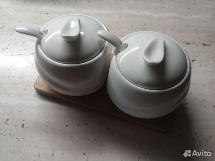 Солонка и сахарница на подставке