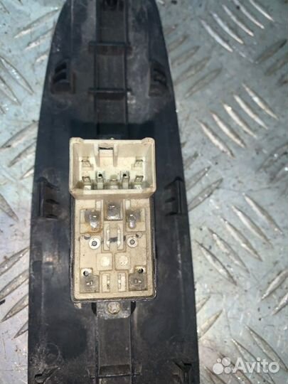 Кнопка стеклоподъемника задняя левая Hyundai