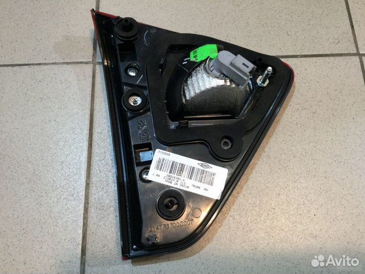 Фонарь внутренний правый Nissan Terrano 3 D10