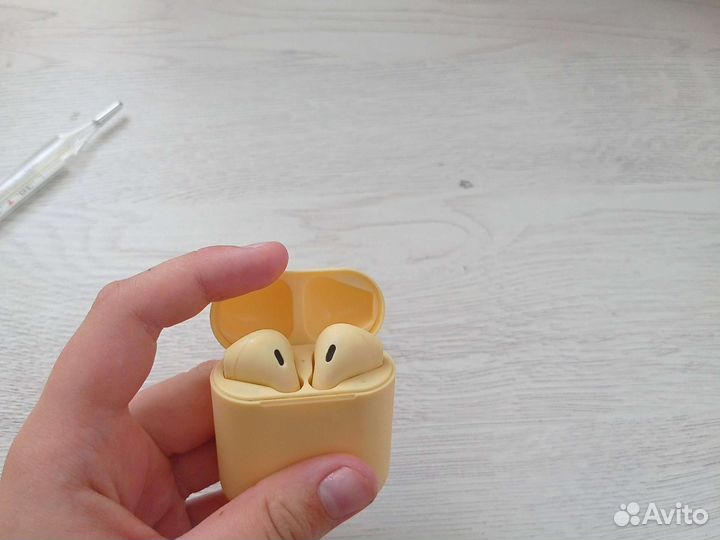 Беспроводные наушники новые жёлтые