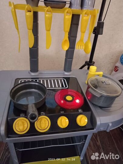 Детская игрушечная кухня Zanussi с посудой