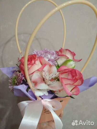 Букет из живых цветов в корзинке