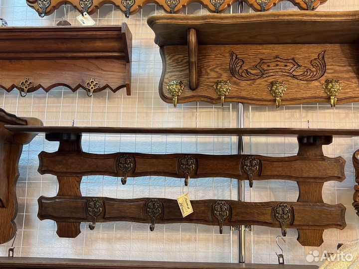 Дубовая полка с латунными крючками