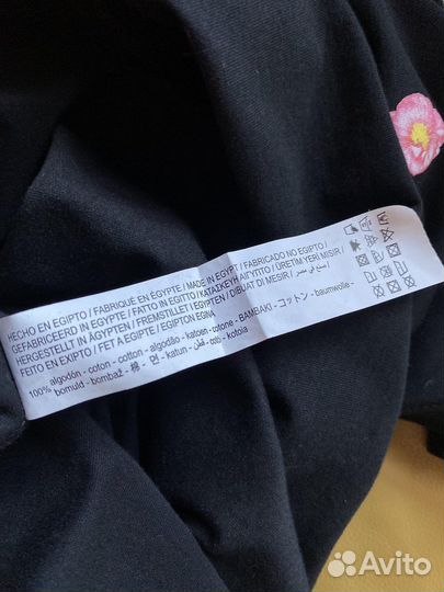 Футболка женская с цветами черная Stradivarius