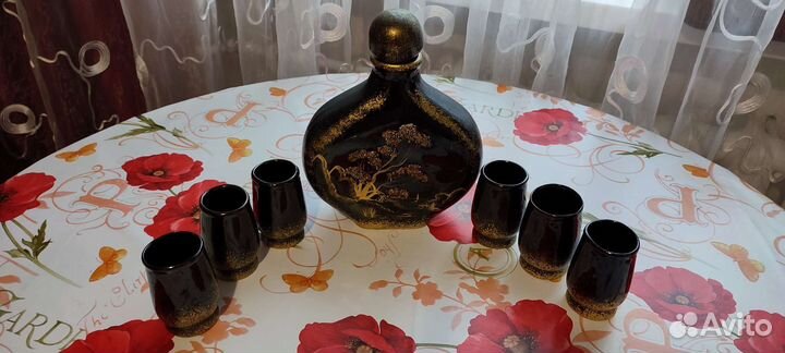 Графин и бокалы для вина