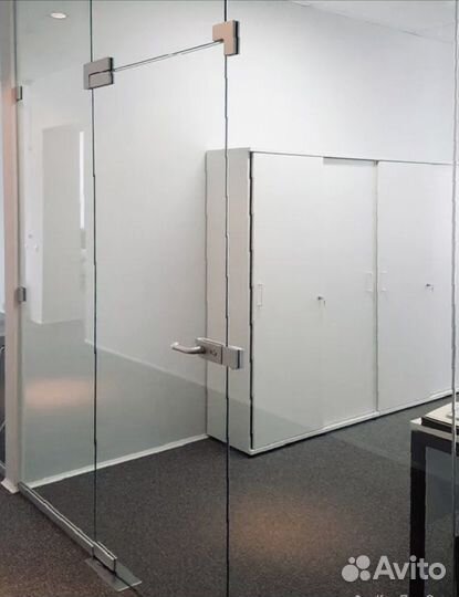 Перегородка стеклянная с дверью