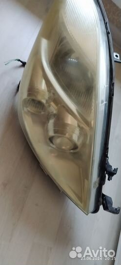 Фара правая Toyota Isis
