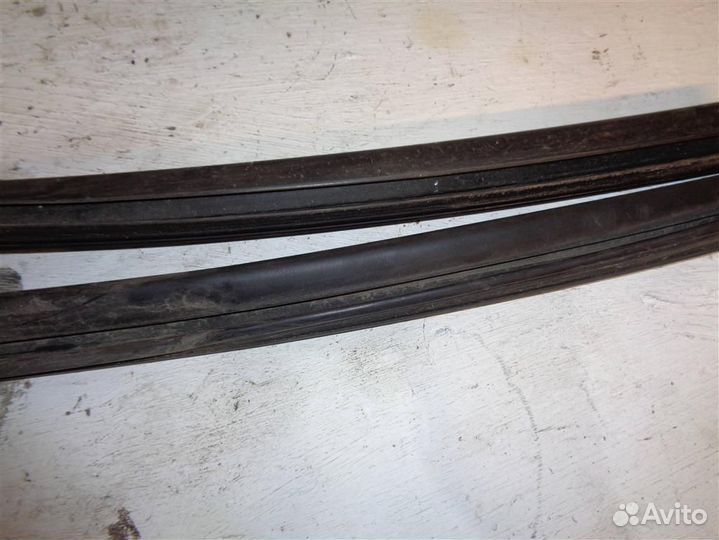 Уплотнитель стекла Jeep Grand Cherokee (WK2) 2010