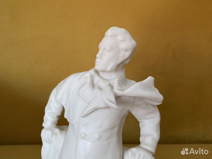 Фарфоровая статуэтка Пушкин на прогулке бисквит