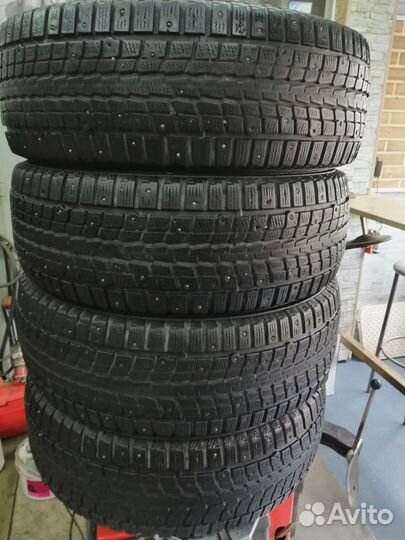 Dunlop SP Winter Ice 01 215/65 R16