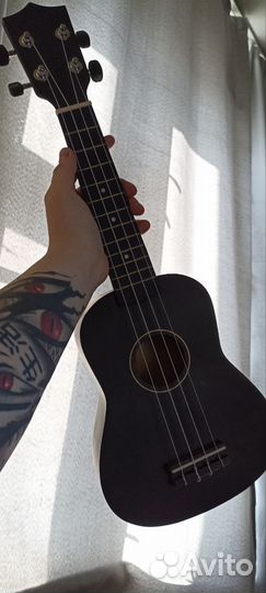 Укулеле(с наклейкой из аниме токийский гуль)
