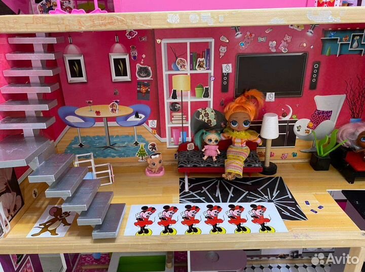 Кукольный домик с мебелью и куклами