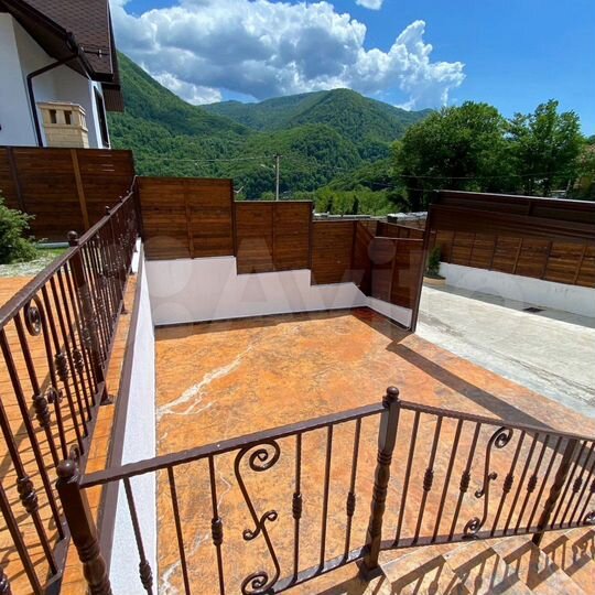 Коттедж 215 м² на участке 4 сот.