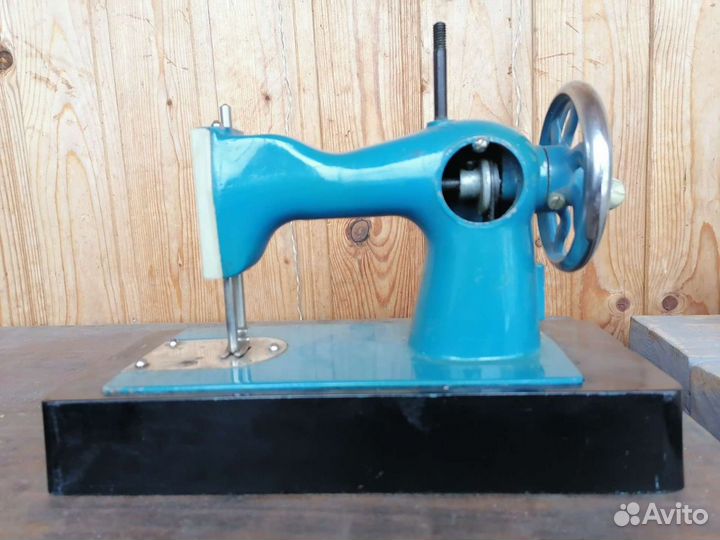 Игрушечная швейная машинка СССР