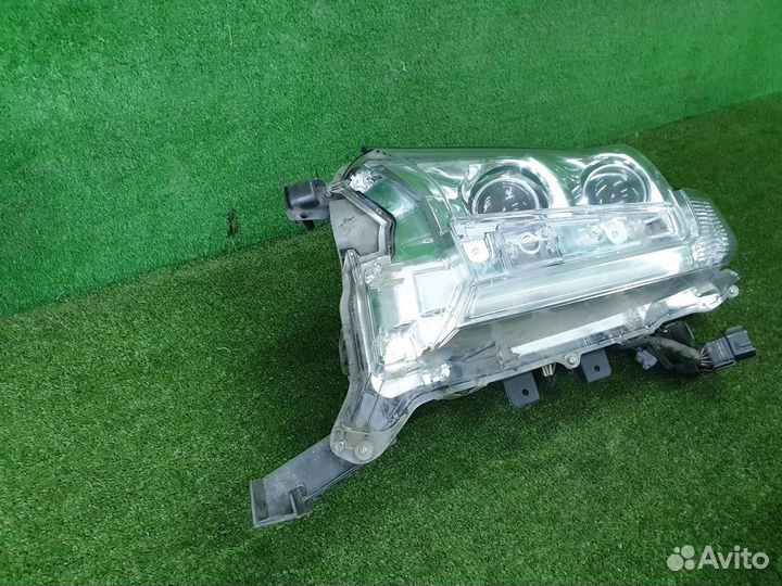 Фара левая Toyota Land Cruiser