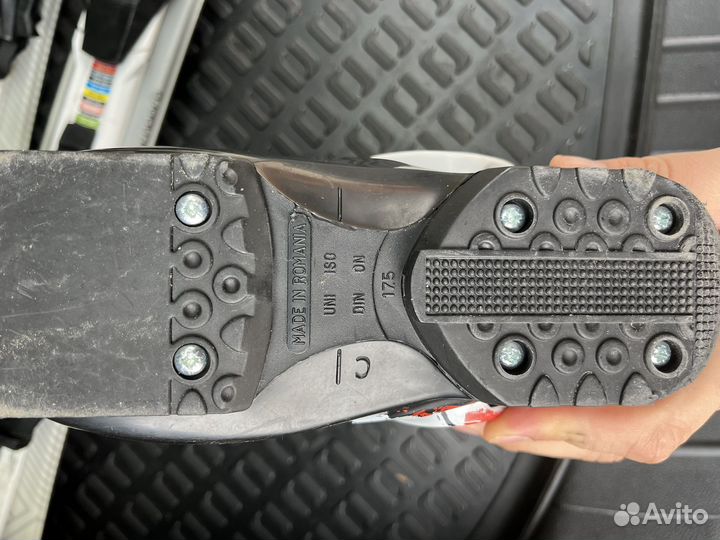 Горные лыжи, ботинки и шлем