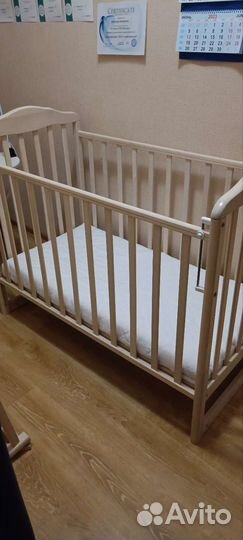Детская кроватка с маятником
