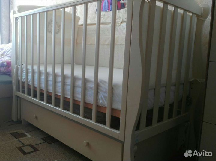 Детская кроватка с универсальным маятником