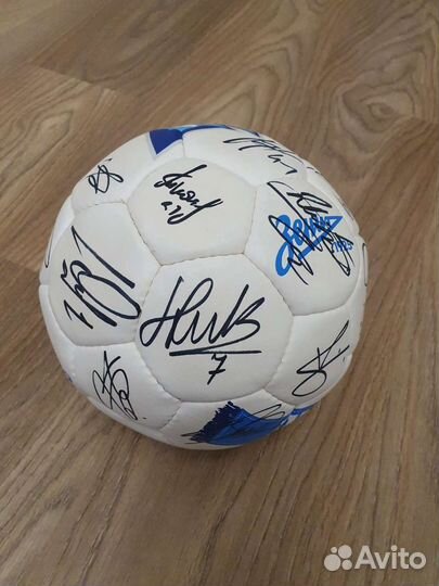Футбольный мяч с автографами