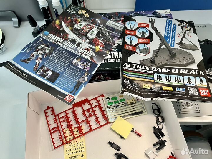 Bandai sengoku astray gundam 1/144 с подставкой