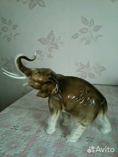 Фарфоровая статуэтка слон