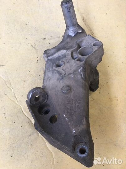 Кронштейн опоры двигателя Skoda Octavia A4 (2111)