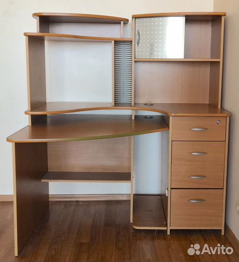 Компьютерный стол угловой с полками