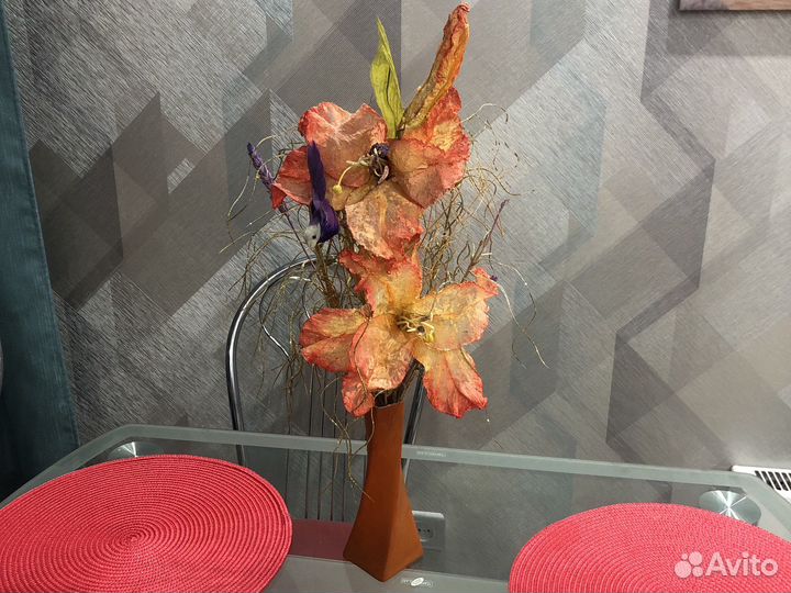 Ваза с искусственными цветами